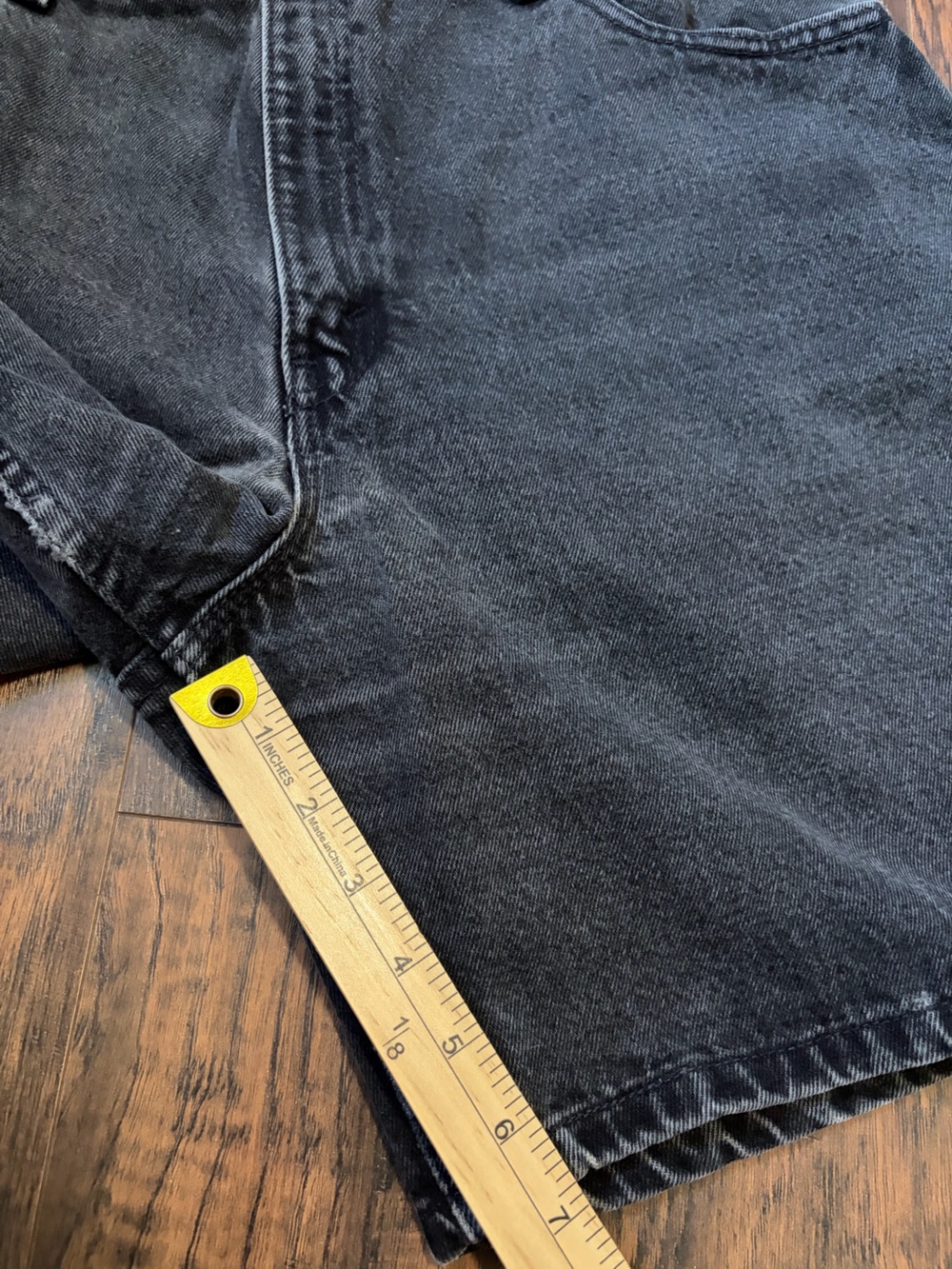Vintage 1995 Levi’s 551 Relaxed Fit Worn Black 7” Inseam Denim Shorts - Picture 9 of 12